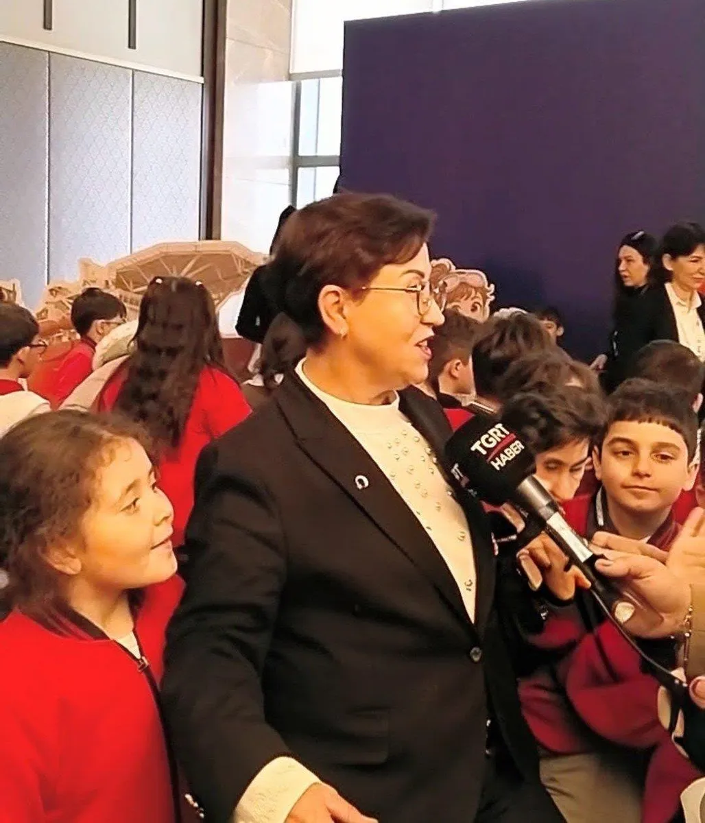 Melek Kener TGRT Haber kamerası önünde öğrencileriyle